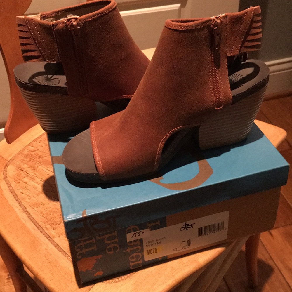 Free Spirit OTBT mules in size 7.5, New Tan.